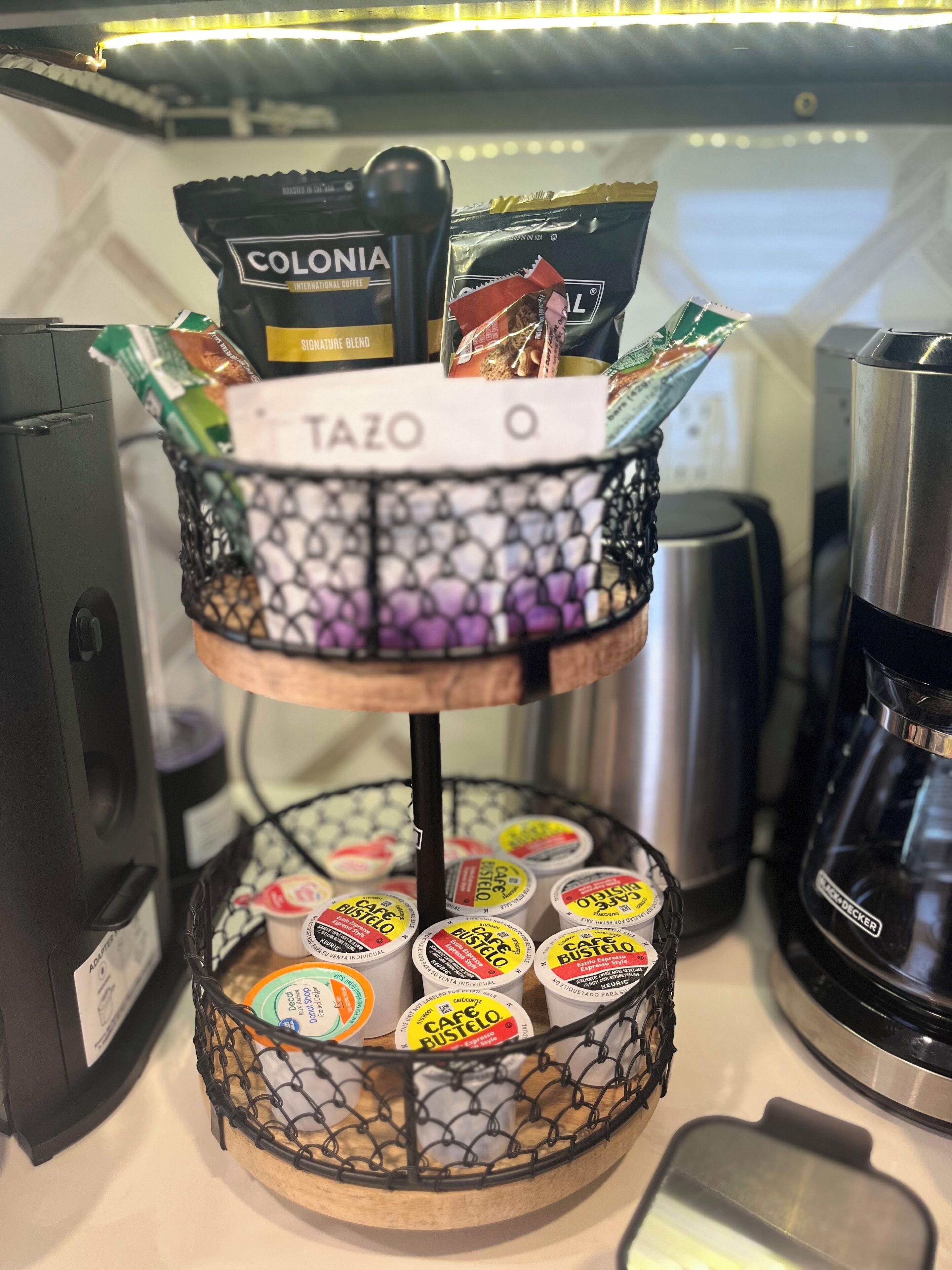 Una estación de café con cafetera, molinillo y máquina de café.