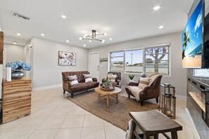 Smart TV, fireplace, video games, foosball - Paradise Villa-Heated Pool & Game Room, Beach Near!! (West Palm Beach)