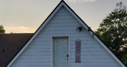 Cozy and Charming Studio with Private Deck Near Wrightsville Beach