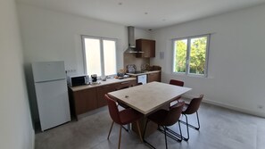 Réfrigérateur, micro-ondes, plaque de cuisson, lave-vaisselle