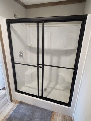 シャワー、タオル、石鹸、シャンプー