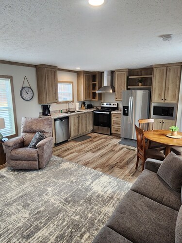 Cozy cottage w/1 bedroom, WiFi, AC in tranquil Springville close to boat ramps