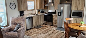 Cozy cottage w/1 bedroom, WiFi, AC in tranquil Springville close to boat ramps