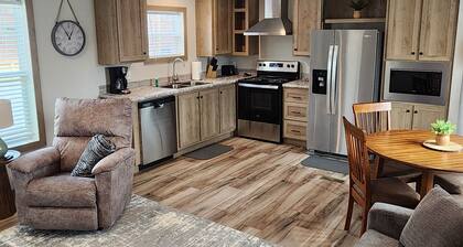 Cozy cottage w/1 bedroom, WiFi, AC in tranquil Springville close to boat ramps