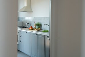 Mikrobølgeovn, ovn, kokeplater og oppvaskmaskin