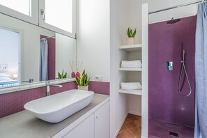 Ducha, secador de pelo, bidet, toallas