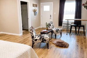 1 bedroom, WiFi (free), bed sheets - The Venue at Hermann – Room 6 Cowhide Studio (Hermann)