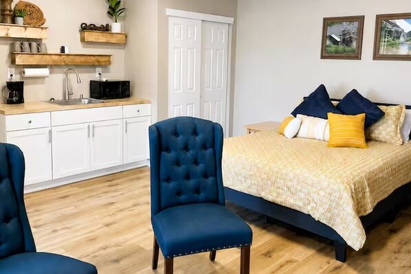 1 bedroom, WiFi (free), bed sheets - The Venue at Hermann – Room 7 Country Studio (Hermann)