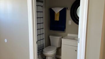 Chuveiro, toalhas de banho