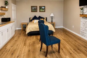 1 bedroom, WiFi (free), bed sheets - The Venue at Hermann – Room 7 Country Studio (Hermann)