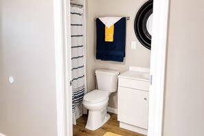 Shower, towels, soap, shampoo - The Venue at Hermann – Room 7 Country Studio (Hermann)