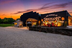 Outdoor dining - The Venue at Hermann – Room 7 Country Studio (Hermann)