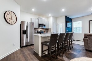Fridge, microwave, oven, stovetop - A Traveler’s dream; Private Townhome 15min to Airport in peaceful Union City (Union City)