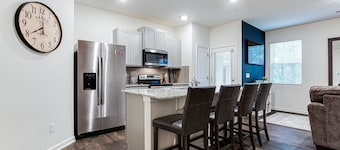 A Traveler’s dream; Private Townhome 15min to Airport in peaceful Union City