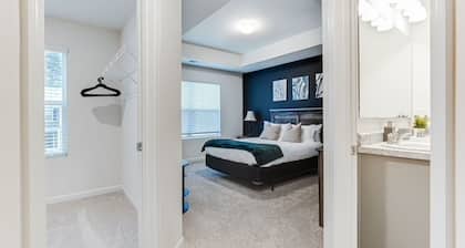 A Traveler’s dream; Private Townhome 15min to Airport in peaceful Union City
