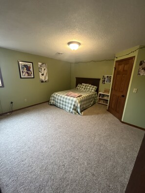 5 bedrooms, WiFi, bed sheets