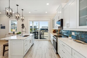 Kylskåp, mikrovågsugn, ugn och spishäll