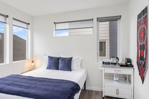 Tabla de planchar con plancha, wifi gratis y ropa de cama