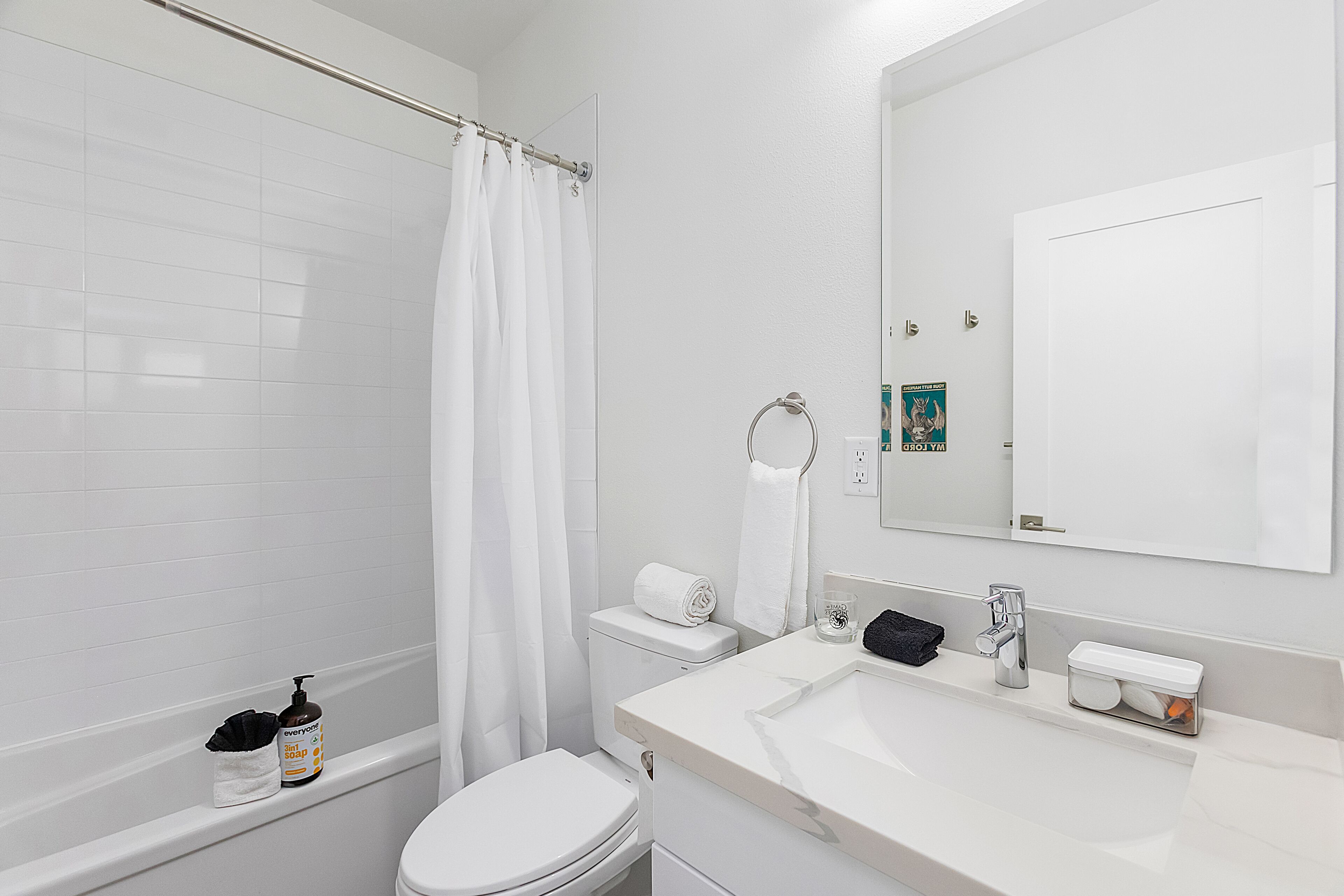 Classic Studio | Bathroom | Combined shower/tub, free toiletries, hair dryer