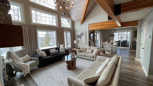 Luxury Lakefront: Captivating Vistas on Jack Lake