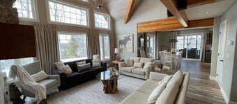Luxury Lakefront: Captivating Vistas on Jack Lake