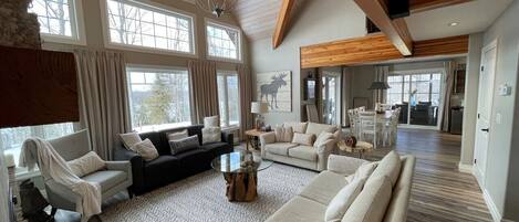 Een smart-tv, een open haard en tafelvoetbal