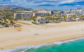 Plage, chaises longues, serviettes de plage