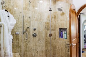 シャワー、ヘアドライヤー、タオル、石鹸