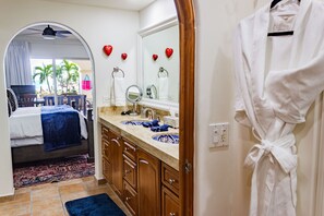 2 bedrooms, in-room safe, desk, iron/ironing board