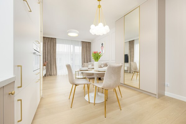 Microwave, dishwasher, electric kettle, toaster - Stylish Apartment 7th Floor by Renters (Warsaw)