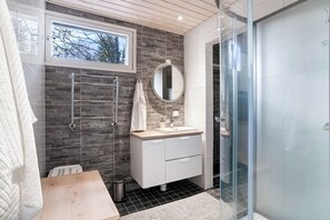 Dusche, Haartrockner, Handtücher, Seife