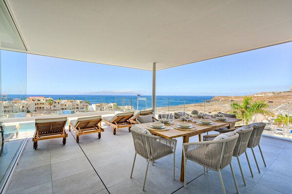 Outdoor dining - Villa de Lujo con Piscina Climatizada y Vistas Espectaculares al mar (Callao Salvaje)