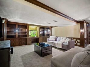 スマートテレビ、暖炉、書斎 / ワークスペース