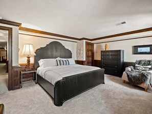 5 bedrooms, desk, iron/ironing board, free WiFi - Unique Estate|5 Bedrooms|Fire Pit|Sleeps 10 (Akron)