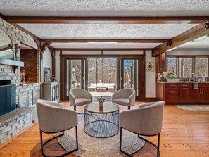 Interior - Unique Estate|5 Bedrooms|Fire Pit|Sleeps 10 (Akron)