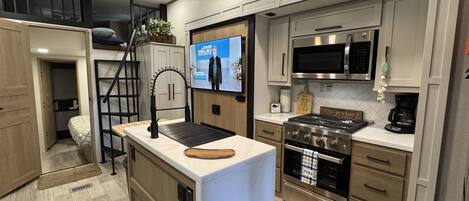 Refrigerador, microondas, horno y parrilla de estufa