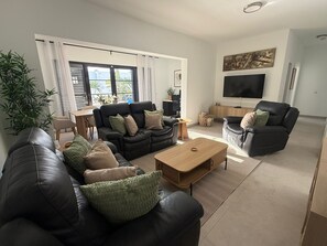 Smart-tv, bordtennisbord, videobibliotek, kontorer