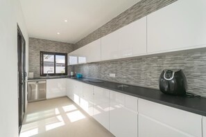 Fridge, microwave, oven, stovetop - Stunning 3 Bed 2 Bath Villa in Playa Blanca (Yaiza)