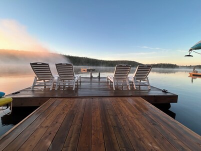 Lakefront cottage with hot tub and amazing porch, 4 season in Haliburton