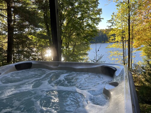 Lakefront cottage with hot tub and amazing porch, 4 season in Haliburton
