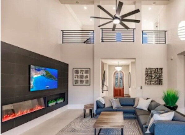 Living area - NORTH NAPLES LUXURY HOME---WALK TO VANDERBILT AND WIGGINS BEACH!!!! (Naples)