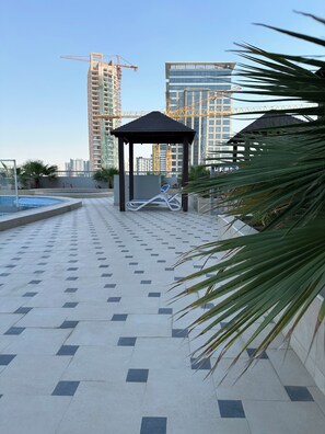 Pool - Luxurious and Spacious one Bedroom Apartment in the Heart of Dubai (Dubai)