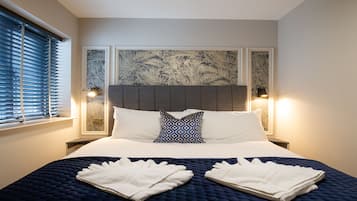 Habitación doble urbana | Tabla de planchar con plancha, wifi gratis y ropa de cama