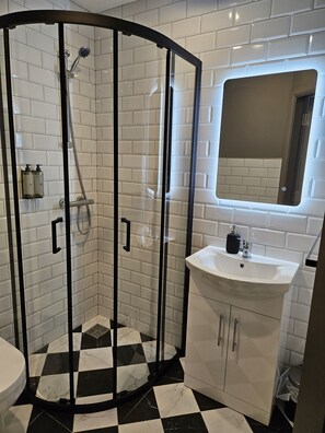 Habitación triple | Baño | Regadera, piso con calefacción, jabón, shampoo