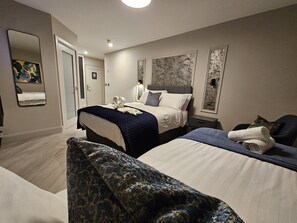 Tabla de planchar con plancha, wifi gratis y ropa de cama 