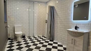 Grand Triple Room | Bathroom