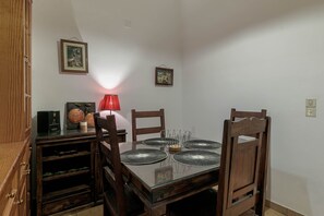 Apartamento conforto, sacada, vista para a cidade | Sala de jantar