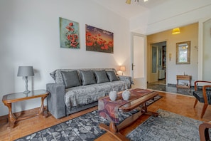 Comfort appartement, balkon, uitzicht op de stad | Woonkamer | Flatscreentelevisie