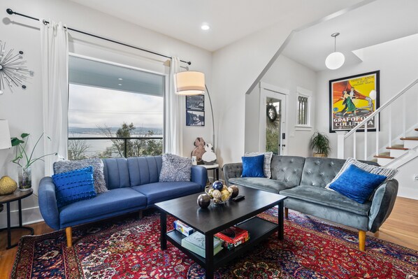 Living area - Charming house w/view of lake Washington Furry friend are welcome. (Seattle)