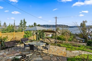Outdoor dining - Charming house w/view of lake Washington Furry friend are welcome. (Seattle)
